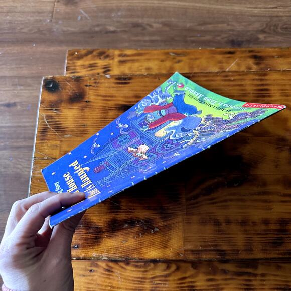 Vintage 1999 Inside A House That Is Haunted Paperback Book - Picture 7 of 7